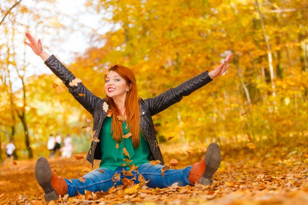 Crazy girl throwing leaves. — Stock Photo, Image