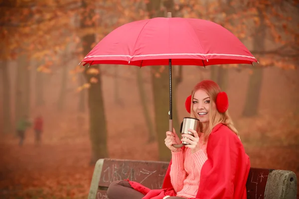 傘を持つ公園で座っている女の子 — ストック写真