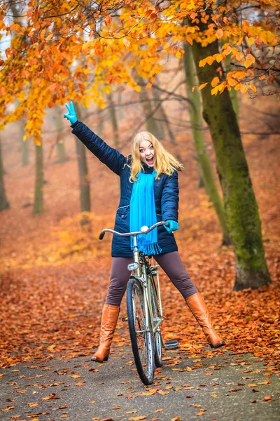 Mutlu aktif kadın binicilik bisiklet sonbahar Park. — Stok fotoğraf