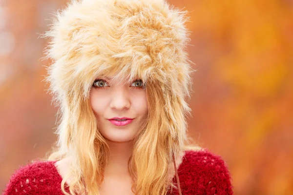 Portret van mooie mode vrouw in bont winter hoed — Stockfoto