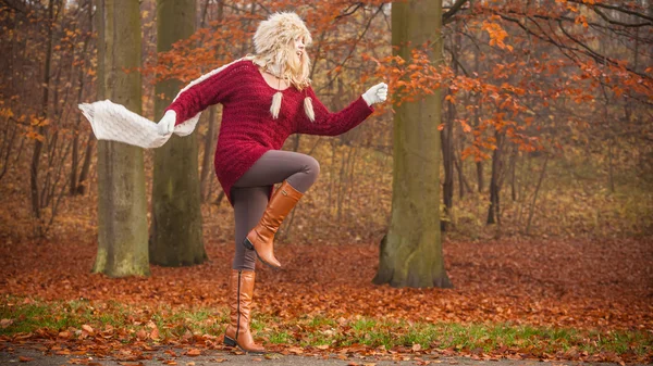 Donna di moda in esecuzione in autunno foresta parco. — Foto Stock