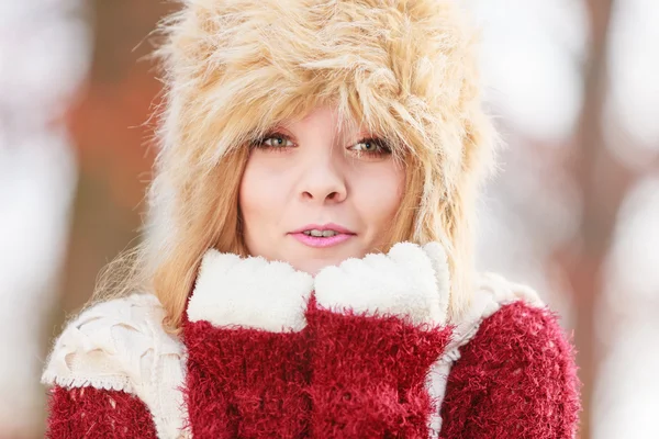 Retrato de mujer de moda bonita en sombrero de invierno de piel —  Fotos de Stock