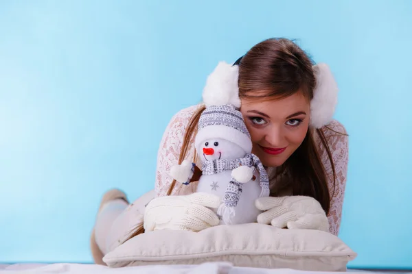 Leuke vrouw met kleine sneeuwpop. Winter mode. — Stockfoto