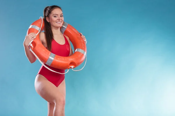 Salvavidas mujer con boya de anillo salvavidas . — Foto de Stock