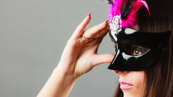 Vrouw gezicht met carnaval masker — Stockfoto