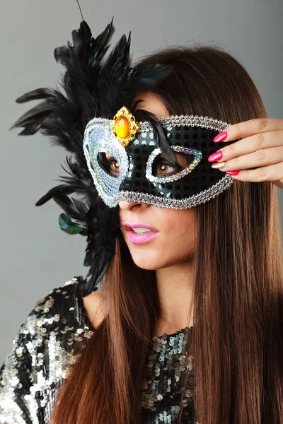 Rosto de mulher com máscara de carnaval — Fotografia de Stock