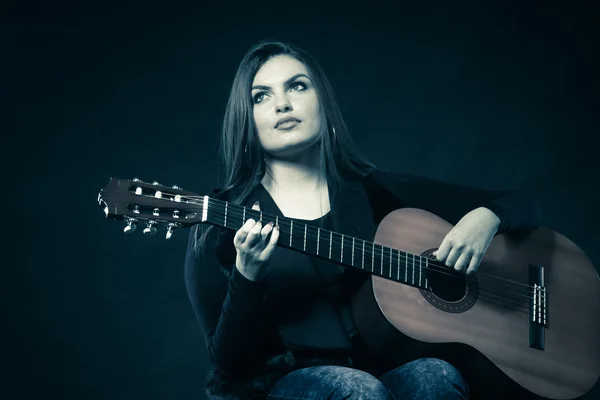 Mujer adolescente chica con guitarra en negro —  Fotos de Stock
