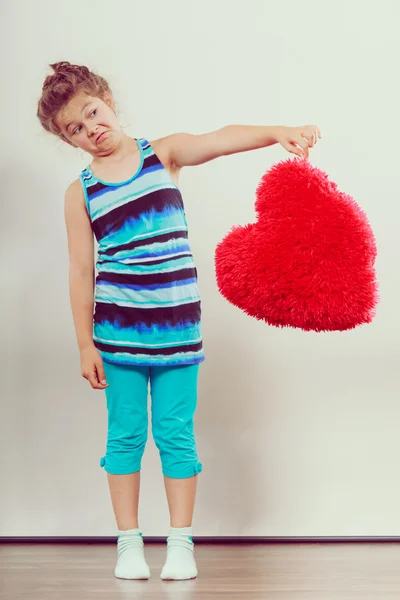 Engraçado menino menina com travesseiro forma de coração vermelho . — Fotografia de Stock