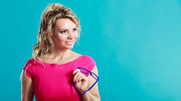 Attractive fashion woman holds glasses — Stock Photo, Image