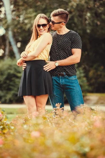 Pareja abrazándose en parque. — Foto de Stock