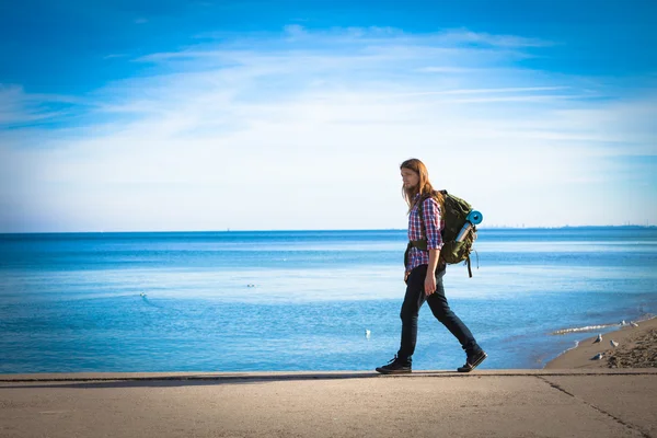 Man wandelaar met rugzak gestamp aan kust — Stockfoto