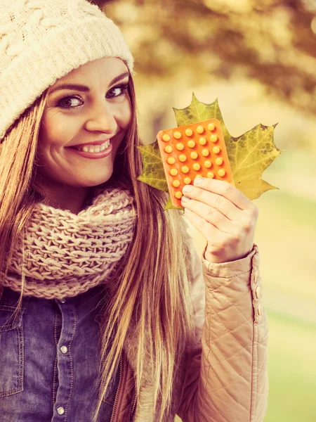 Mujer con vitaminas para el otoño . — Foto de Stock