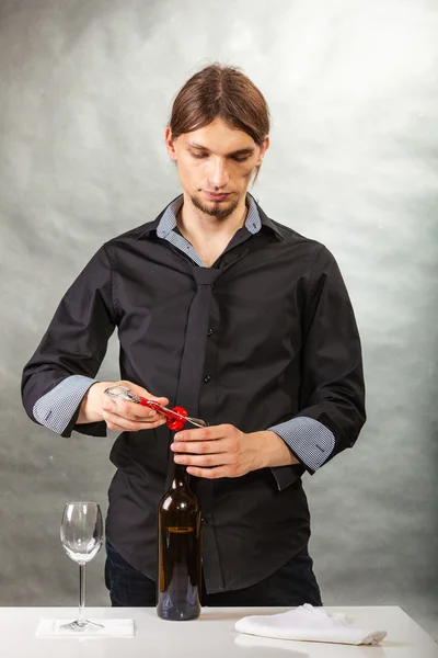 Somellier opening bottle with corkscrew. — Stock Photo, Image