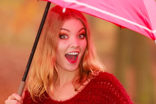 Modefrau mit Regenschirm entspannt im Herbstpark. — Stockfoto