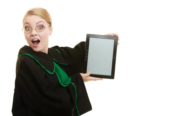 Žena právník drží tablet prázdné místo pro kopírování. — Stock fotografie