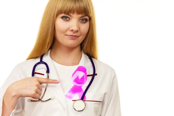 Medico donna con nastro rosa ausili simbolo — Foto Stock