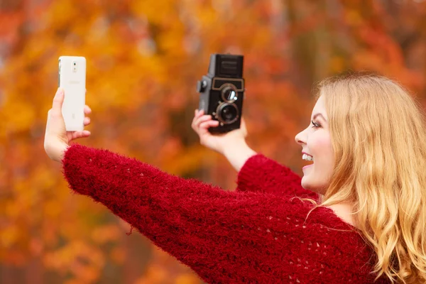 Mujer con cámara y teléfono inteligente tomar foto selfie —  Fotos de Stock