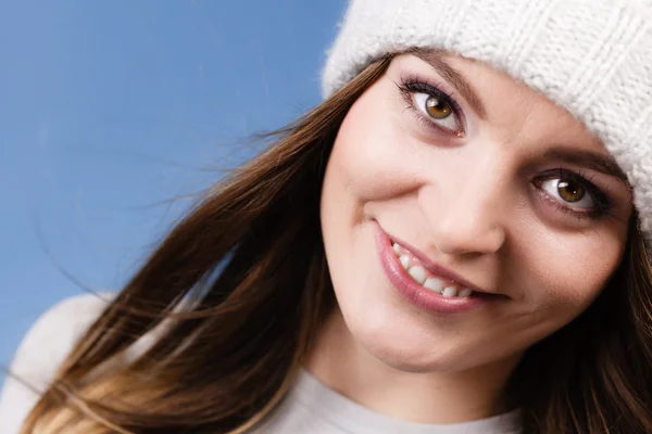 Mujer con retrato gorra de lana de invierno — Foto de Stock