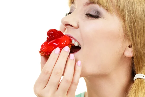 Mulher comendo cupcake comida doce — Fotografia de Stock