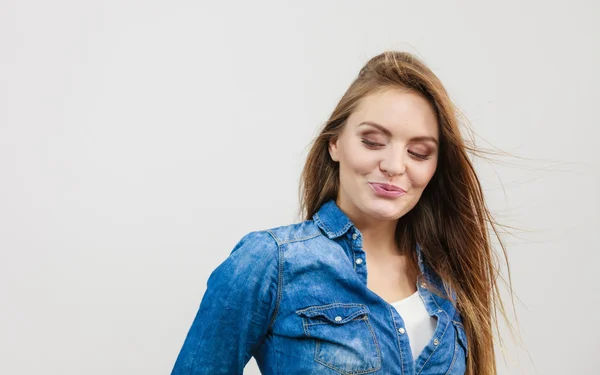 Feliz sorrindo mulher vestindo jeans — Fotografia de Stock