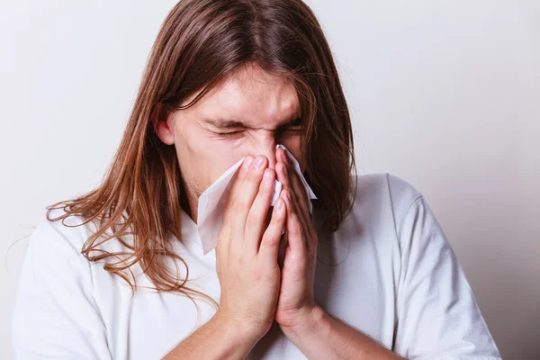 Uomo con tessuto igienico — Foto Stock