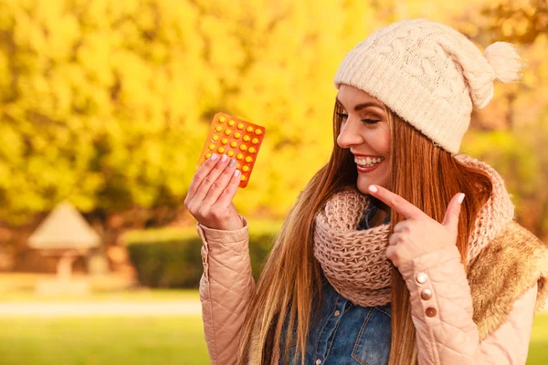 Mujer con vitaminas para el otoño . —  Fotos de Stock