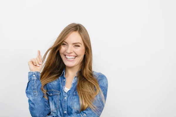 Jovencita alegre sonríe . — Foto de Stock