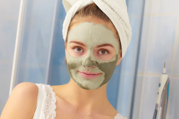 Vrouw met groene klei modder masker gezicht — Stockfoto