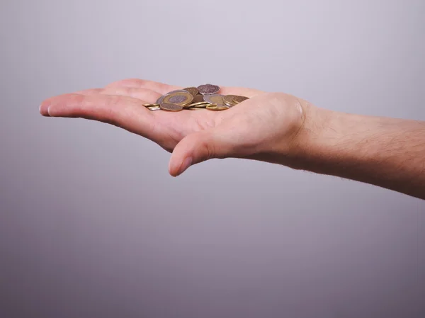 Мужская рука с монетами злотых — стоковое фото