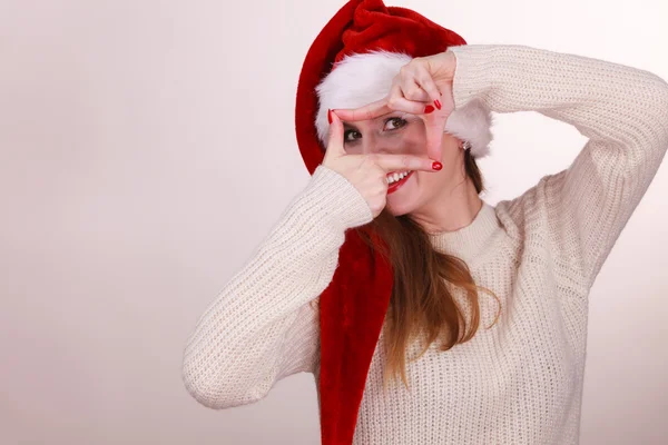 Ragazza di Natale facendo gesto cornice dito — Foto Stock