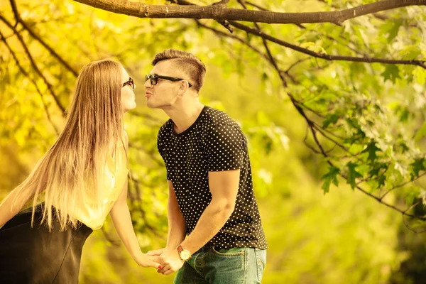 公園でカップルがキスを共有します。. — ストック写真