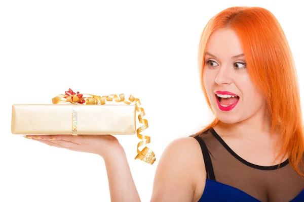 Vacanze amore felicità concetto - ragazza con scatola regalo — Foto Stock