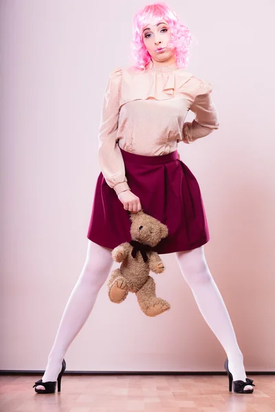 Mujer infantil con juguete de oso de peluche — Foto de Stock