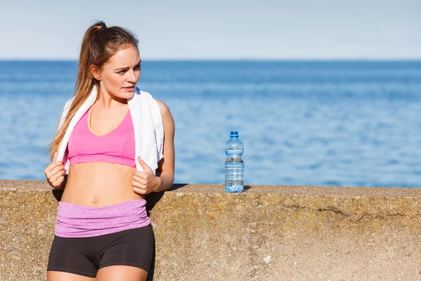 Frau trinkt Wasser nach Sport im Freien — Stockfoto