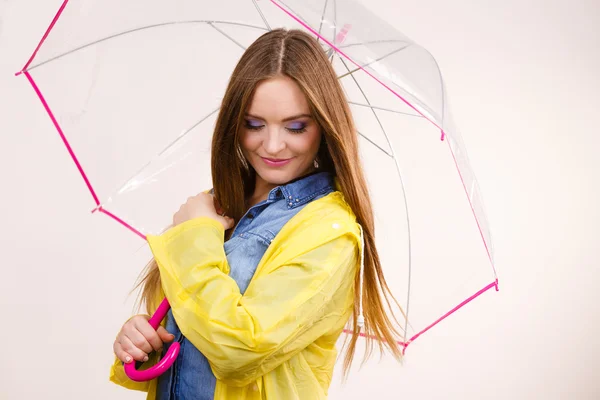 Žena na sobě nepromokavý kabát pod deštníkem — Stock fotografie