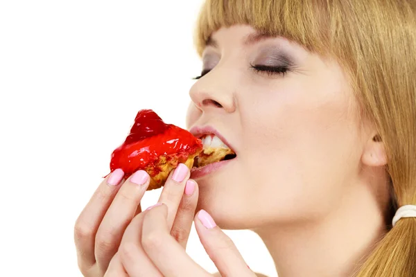 Mujer comiendo cupcake comida dulce — Foto de Stock