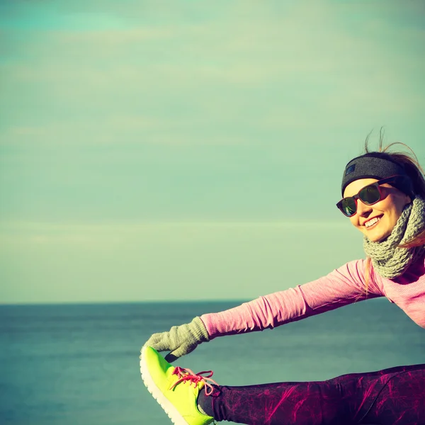 Woman fitness sport girl training outdoor in cold weather — Stock Photo, Image