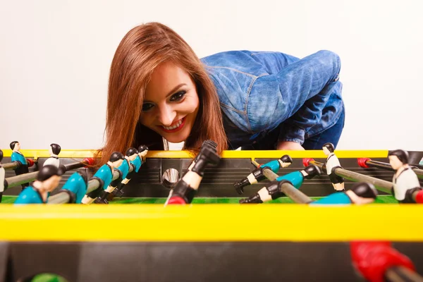 Frau spielt Tischfußball — Stockfoto