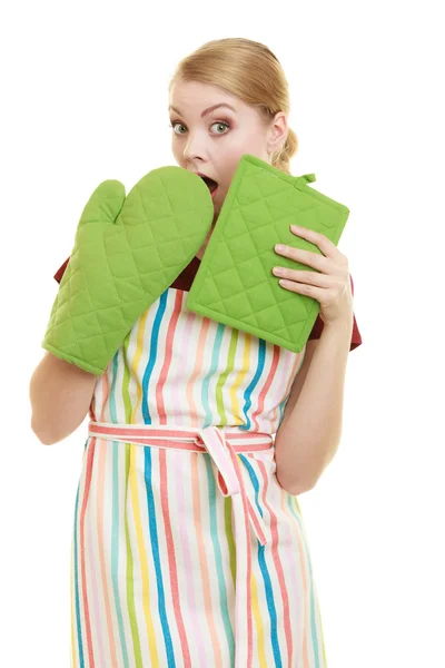 Housewife in kitchen apron surprised face wide eyes — Stock Photo, Image