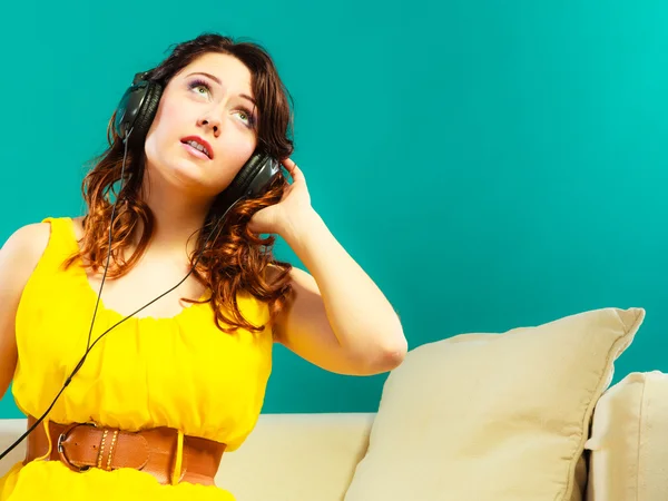 Girl in headphones listening music mp3 relaxing — Stock Photo, Image