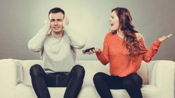 Mulher gritando com o marido. Enganar o homem. Traição. . — Fotografia de Stock