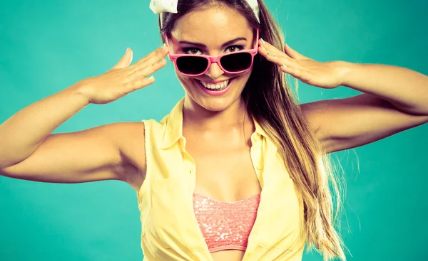 Attractive pin up lady with sunglasses. — Stock Photo, Image