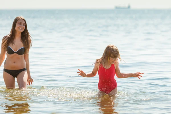 小女孩的孩子和女人母亲在海水中。乐趣 — 图库照片