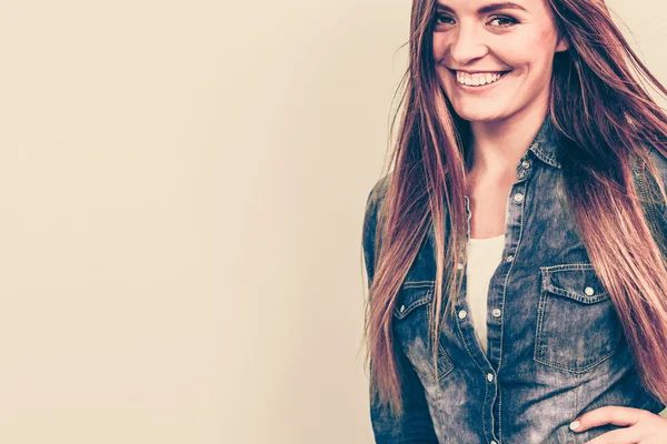 Sorridente bella signorina con i jeans . — Foto Stock