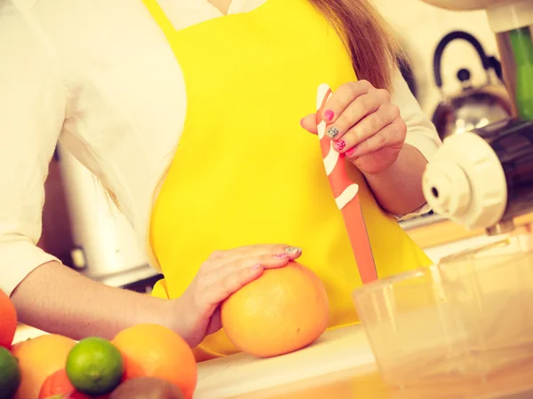 Kvinnan i köket förbereder frukt juice — Stockfoto