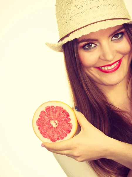 Mulher segurando metade de frutas cítricas de toranja na mão — Fotografia de Stock