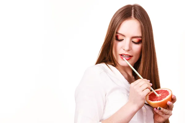 Mulher detém sumo de toranja bebendo de frutas — Fotografia de Stock