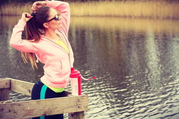 Femme avec bouteille d'eau après l'entraînement — Photo