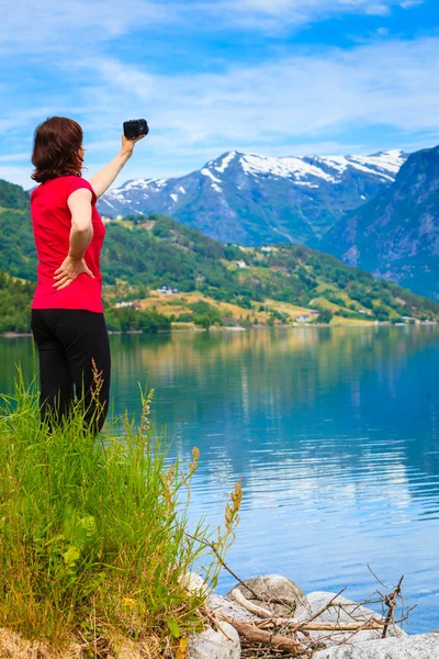 Tourist beim Fotografieren am norwegischen Fjord — Stockfoto