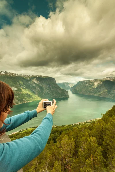 Turysta robi zdjęcie z punktu widokowego Stegastein Norwegia — Zdjęcie stockowe